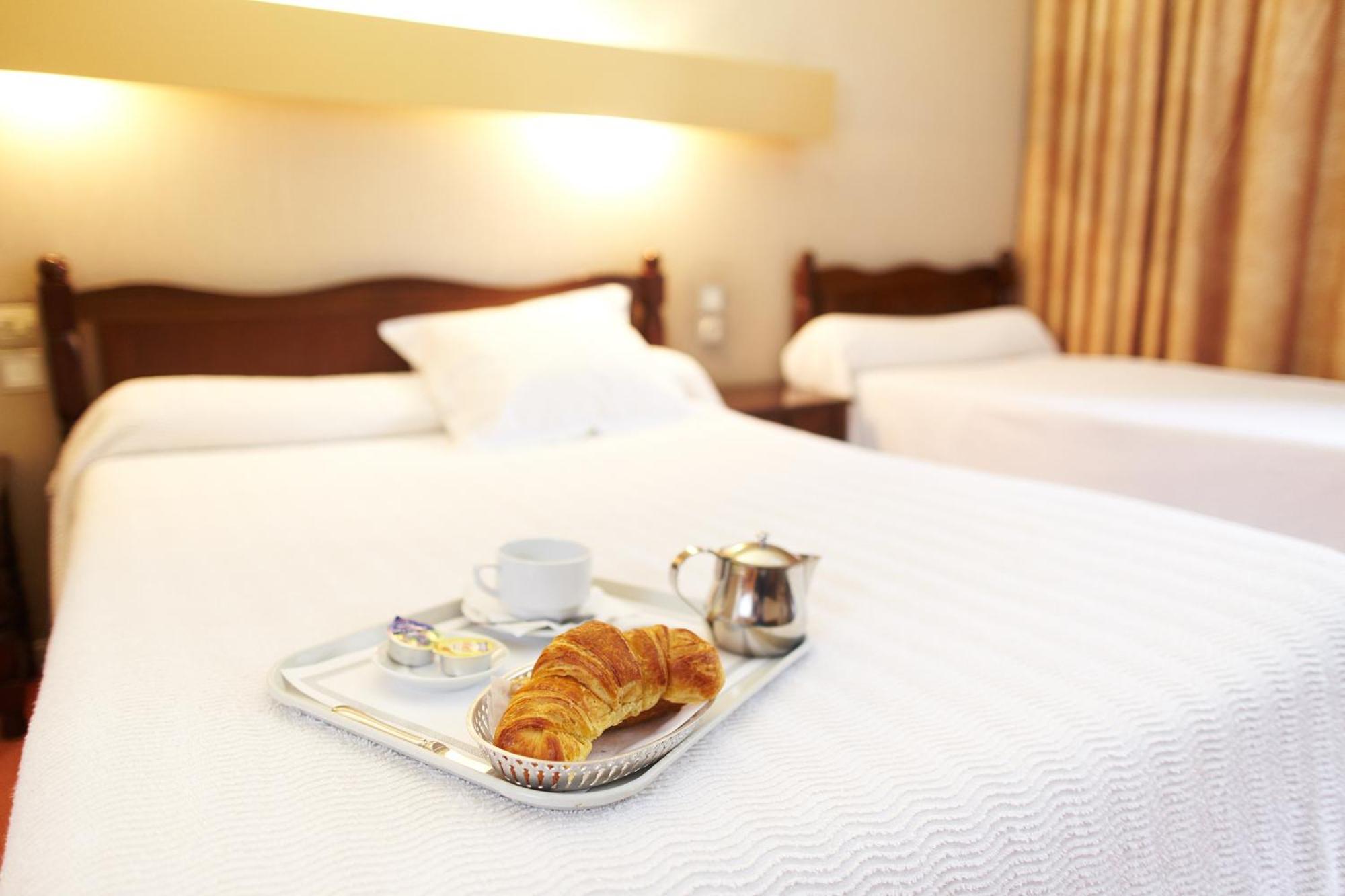 Hotel De Paris Bagneres-de-Luchon Ruang foto